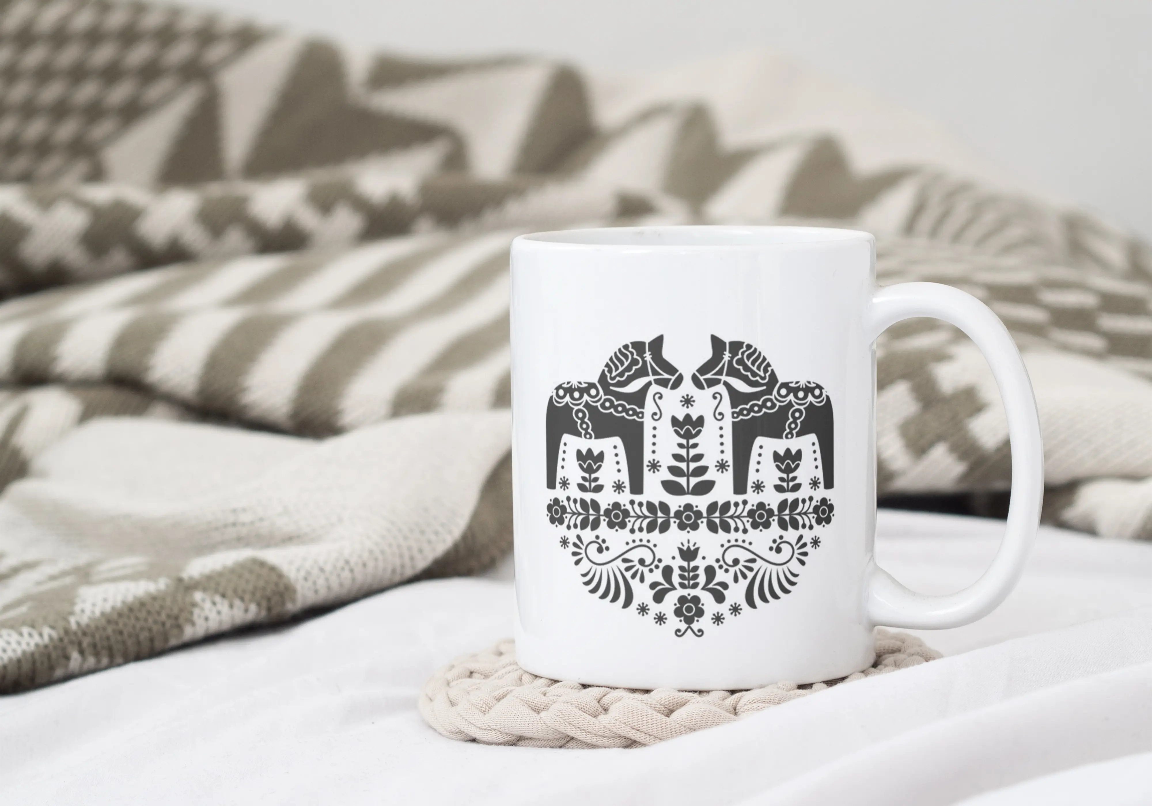 Dalahäst Tasse – skandinavisches Design in Schwarz-Weiß 2