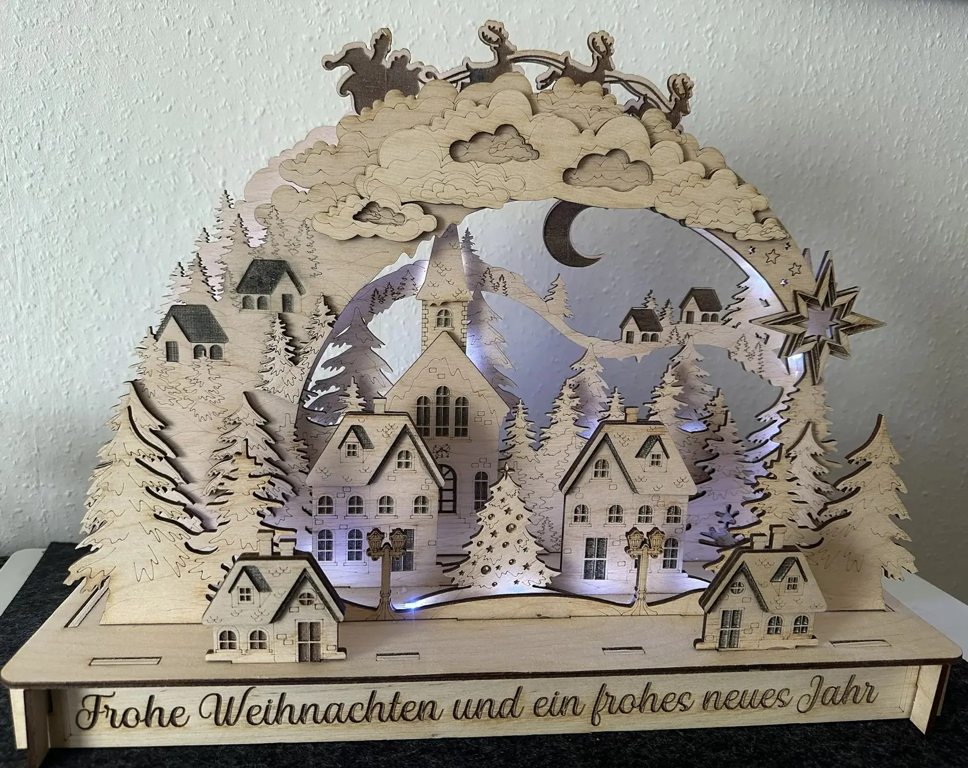 Schwibbogen Winterdorf – Detailansicht mit Kirche und Häusern