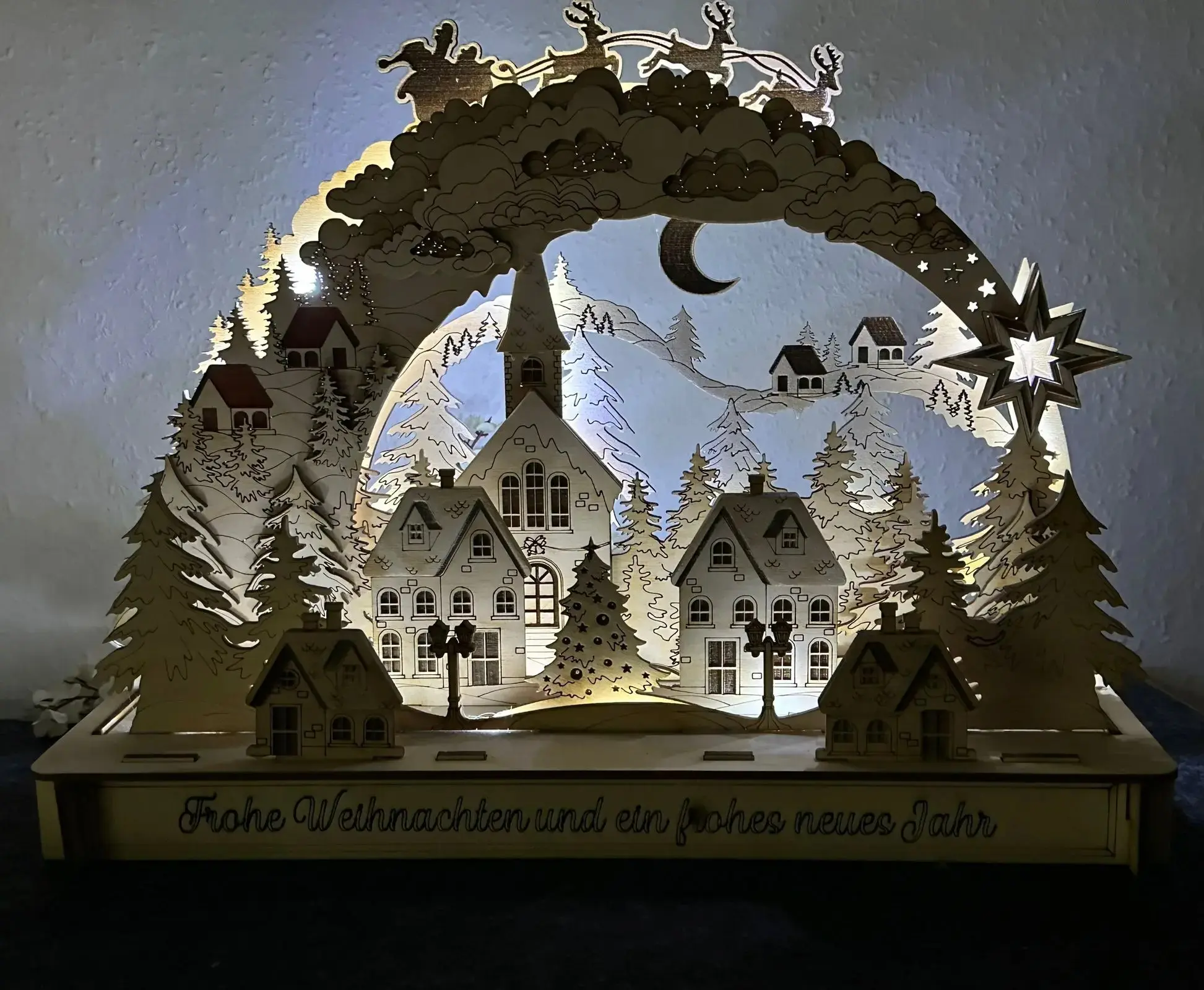 Schwibbogen Winterdorf – seitliche Ansicht mit Beleuchtung